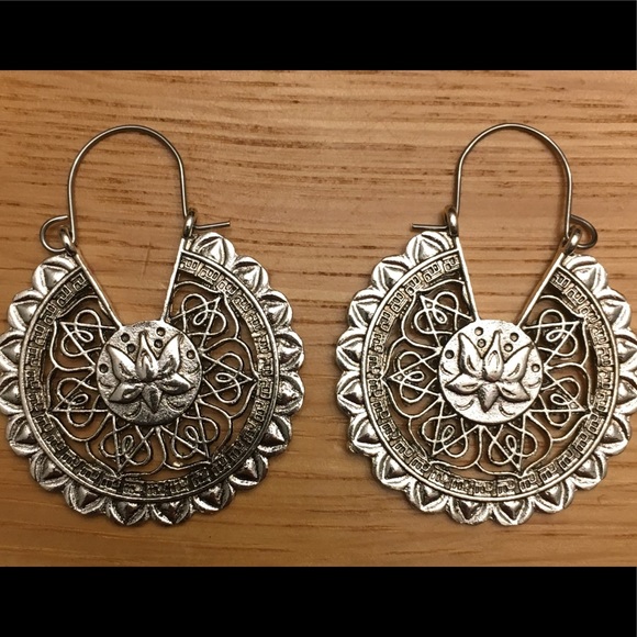 🌸 2/$24 “Isla” Lotus Earrings 🌸 - Picture 2 of 5